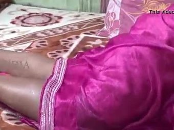 Aunty feeling horny feeling body touched by lucky guy