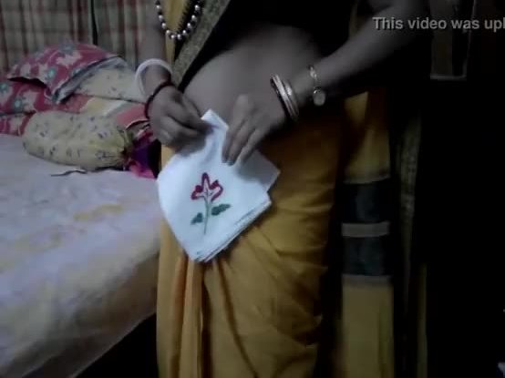 Desi tamil married aunty exposing navel in saree with audio